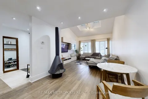 4111 Sharonton Court, Mississauga, ON L5L 1Y9