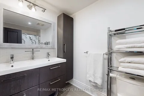 4111 Sharonton Court, Mississauga, ON L5L 1Y9