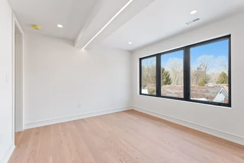 855 Tenth Street, Mississauga, ON L5E 1S7