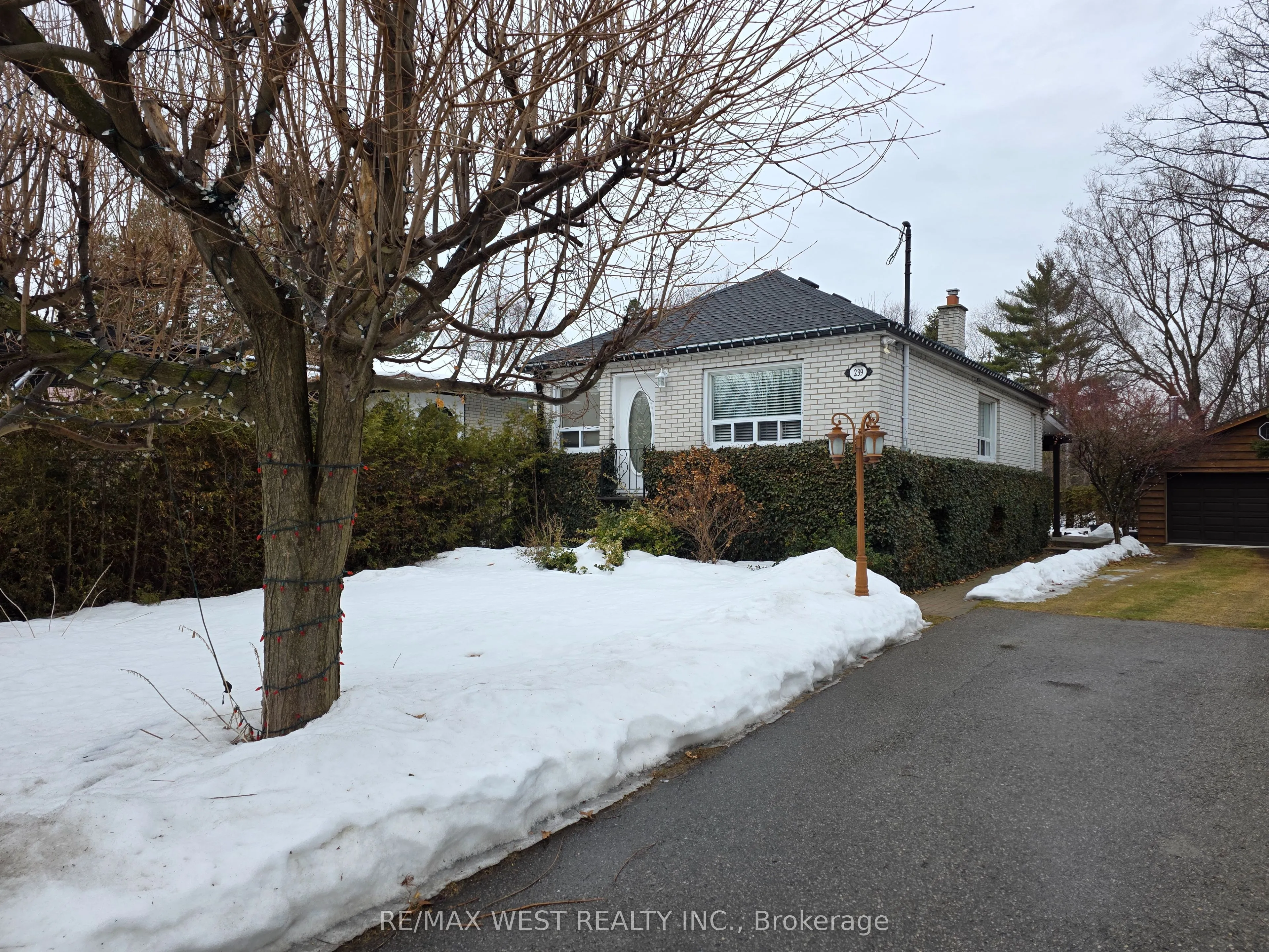 239 Angelene Street, Mississauga, ON L5G 1X3