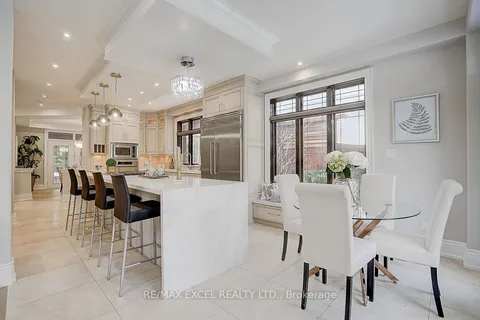 452 Avon Crescent, Oakville, ON L6J 2T3