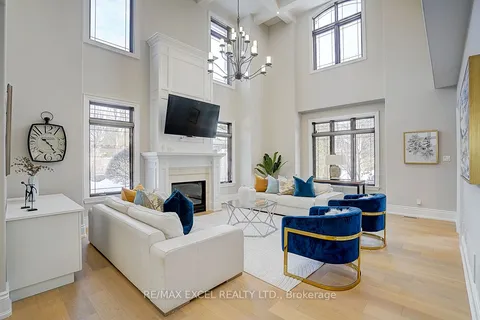 452 Avon Crescent, Oakville, ON L6J 2T3