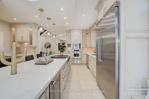 452 Avon Crescent, Oakville, ON L6J 2T3