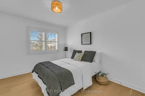 2295 Rochester Circle, Oakville, ON L6M 5C9