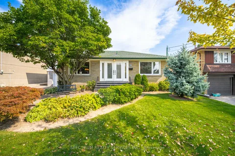 26 Jubilee Crescent, Toronto, ON M9M 1L3