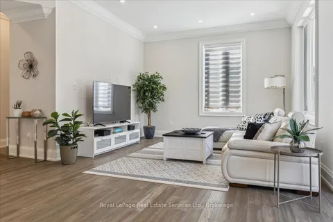 1211 Pinegrove Road, Oakville, ON L6L 2W8