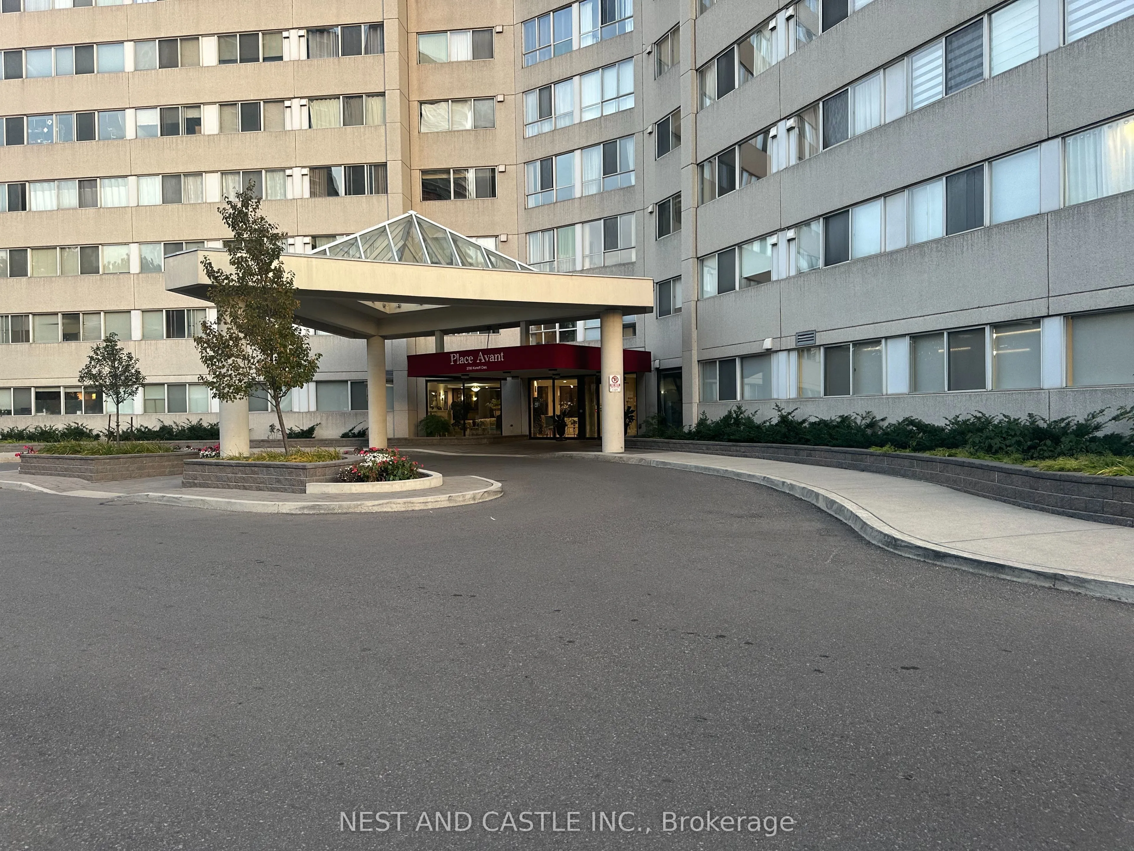 3700 Kaneff Crescent, Mississauga, ON L5A 4B8