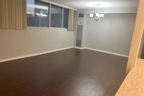 3700 Kaneff Crescent, Mississauga, ON L5A 4B8