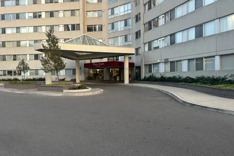 3700 Kaneff Crescent, Mississauga, ON L5A 4B8