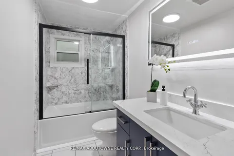 440 Sunset Drive, Oakville, ON L6L 3N4
