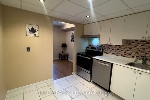 145 Hillcrest Avenue, Mississauga, ON L5B 3Z1