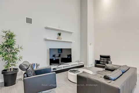 1940 Ironstone Drive, Burlington, ON L7L 0E4