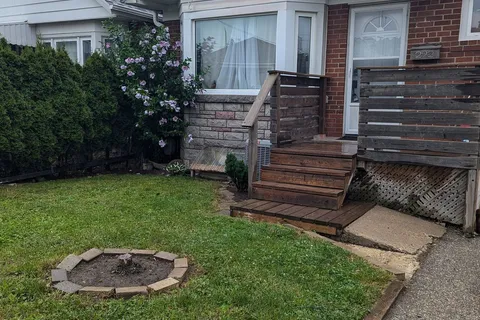 292 Scott Road, Toronto, ON M6M 3V4