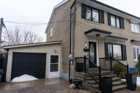 9 Calm Court, Toronto, ON M9M 1N2