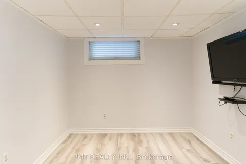9 Calm Court, Toronto, ON M9M 1N2