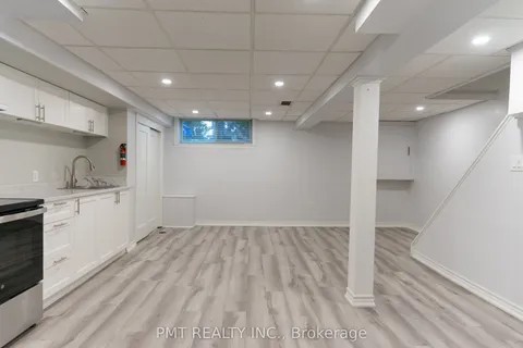 9 Calm Court, Toronto, ON M9M 1N2