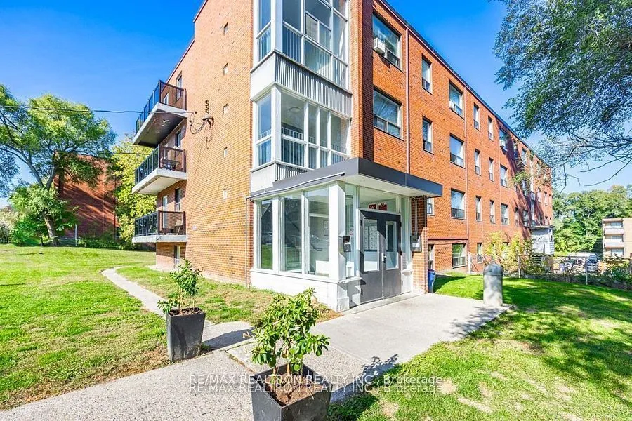 4 Hill Heights Road, Toronto, ON M1M 3T6