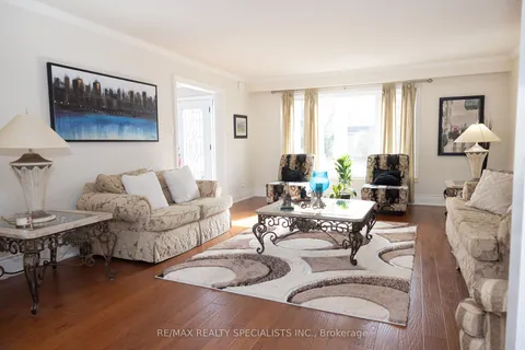 1480 Ballyclare Drive, Mississauga, ON L5C 1J5