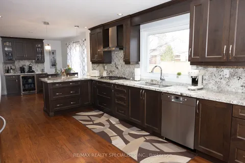 1480 Ballyclare Drive, Mississauga, ON L5C 1J5