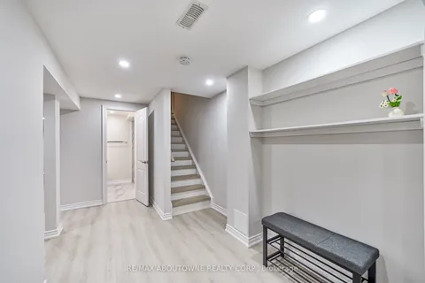 6098 Rowers Crescent, Mississauga, ON L5V 3A2