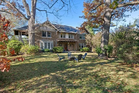 1520 Pinetree Crescent, Mississauga, ON L5G 2S8