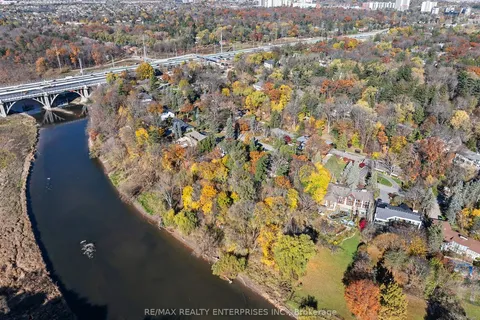 1520 Pinetree Crescent, Mississauga, ON L5G 2S8
