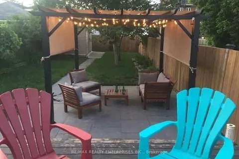 96 Manitoba Street, Toronto, ON M8Y 1C9