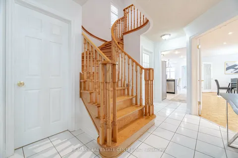 2485 Strathmore Crescent, Mississauga, ON L5M 5K9