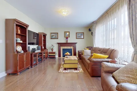 135 Beaveridge Avenue, Oakville, ON L6H 0M6