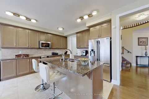 135 Beaveridge Avenue, Oakville, ON L6H 0M6