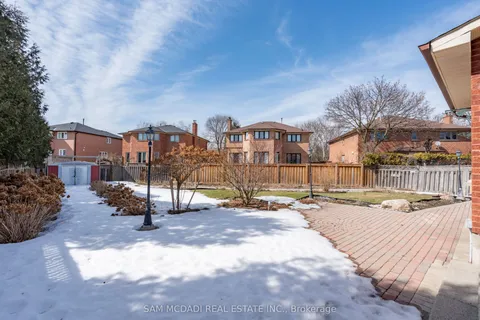 703 Welcome Court, ON L5B 3P8