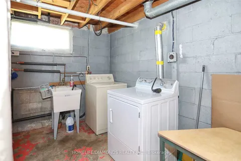 35 York Street, Mississauga, ON L4T 3M4
