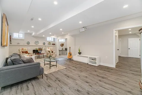 1298 Bunsden Avenue, Mississauga, ON L5H 3T9