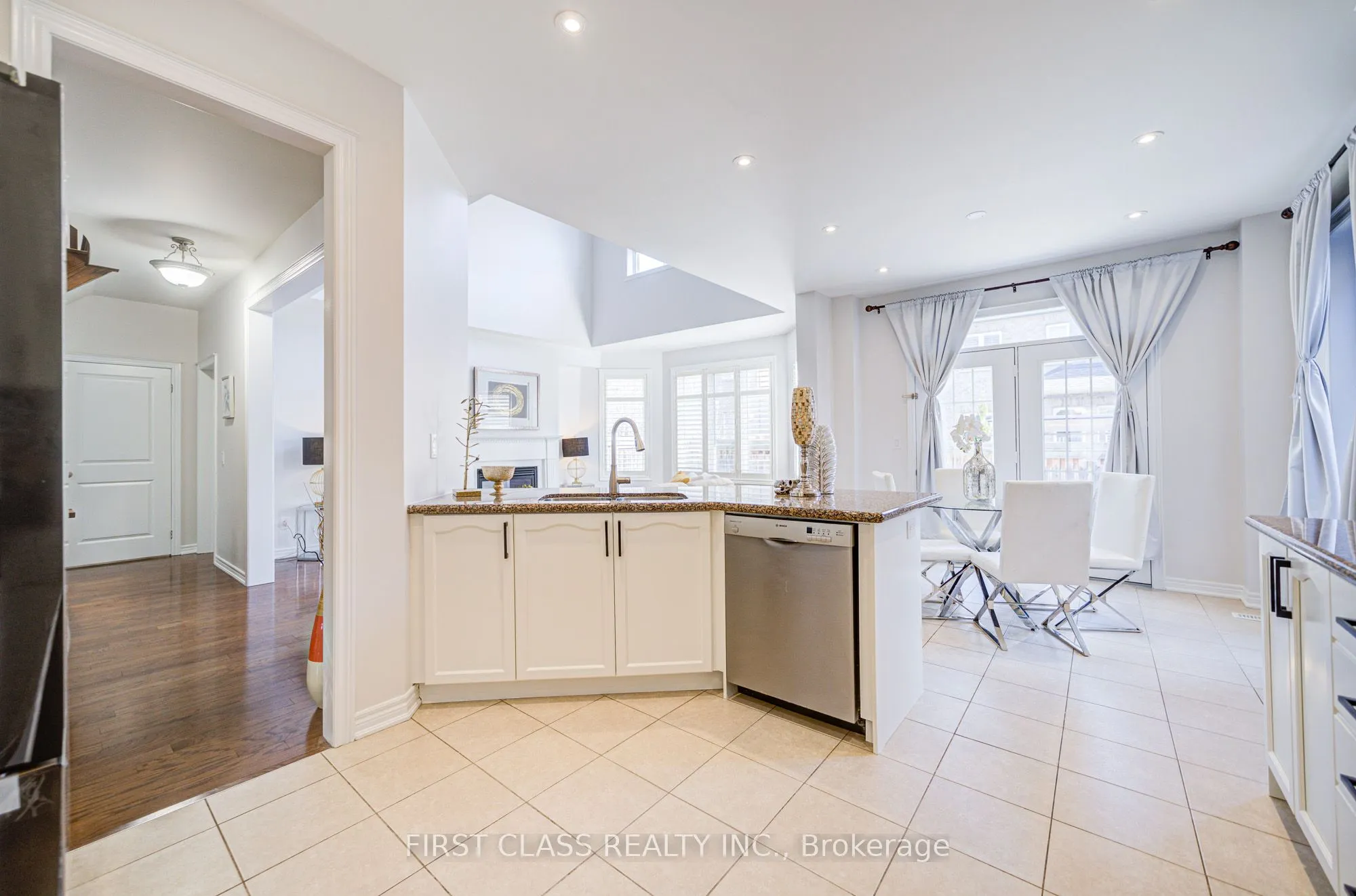 566 North Park Boulevard, Oakville, ON L6M 0N7