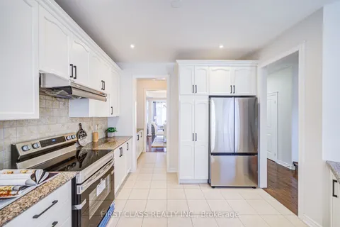 566 North Park Boulevard, Oakville, ON L6M 0N7