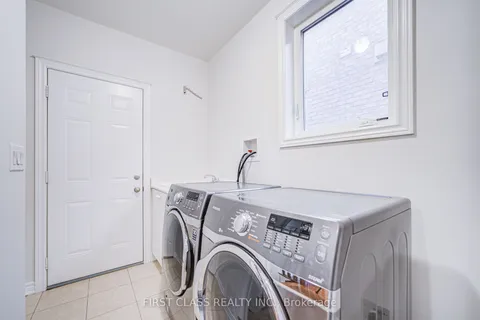 566 North Park Boulevard, Oakville, ON L6M 0N7