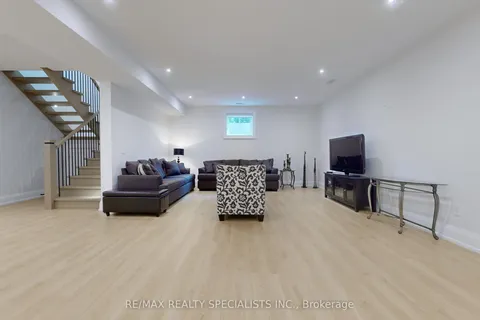212 Southview Road, Oakville, ON L6K 2P4