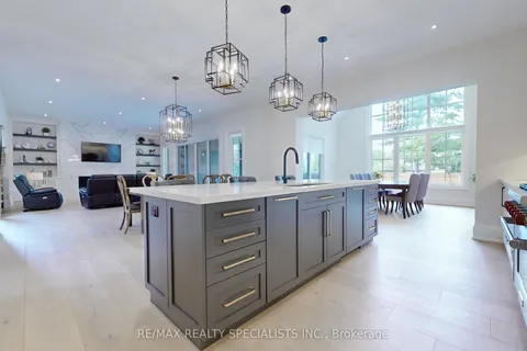 212 Southview Road, Oakville, ON L6K 2P4