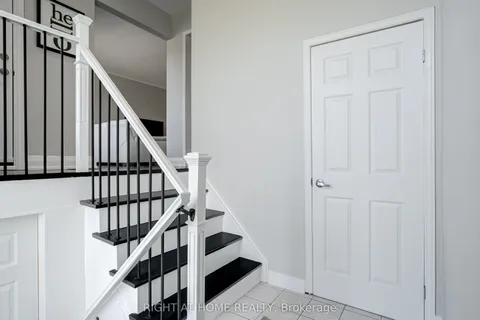 484 Kelvedon Mews, Mississauga, ON L4Z 1G4