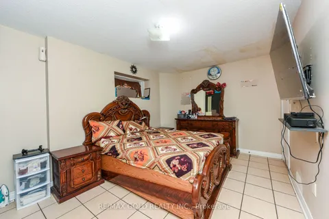 42 York Street, Mississauga, ON L4T 1E7