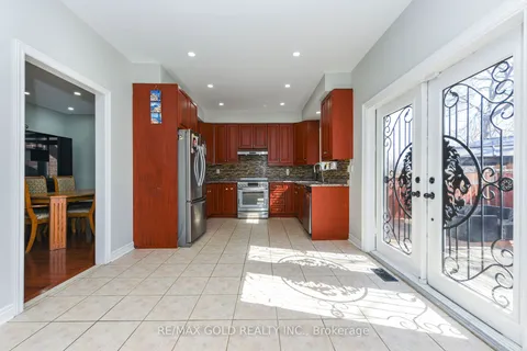 42 York Street, Mississauga, ON L4T 1E7