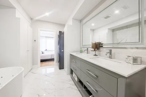 105 Tenth Street, Toronto, ON M8V 3E9