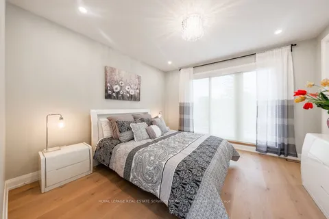 105 Tenth Street, Toronto, ON M8V 3E9