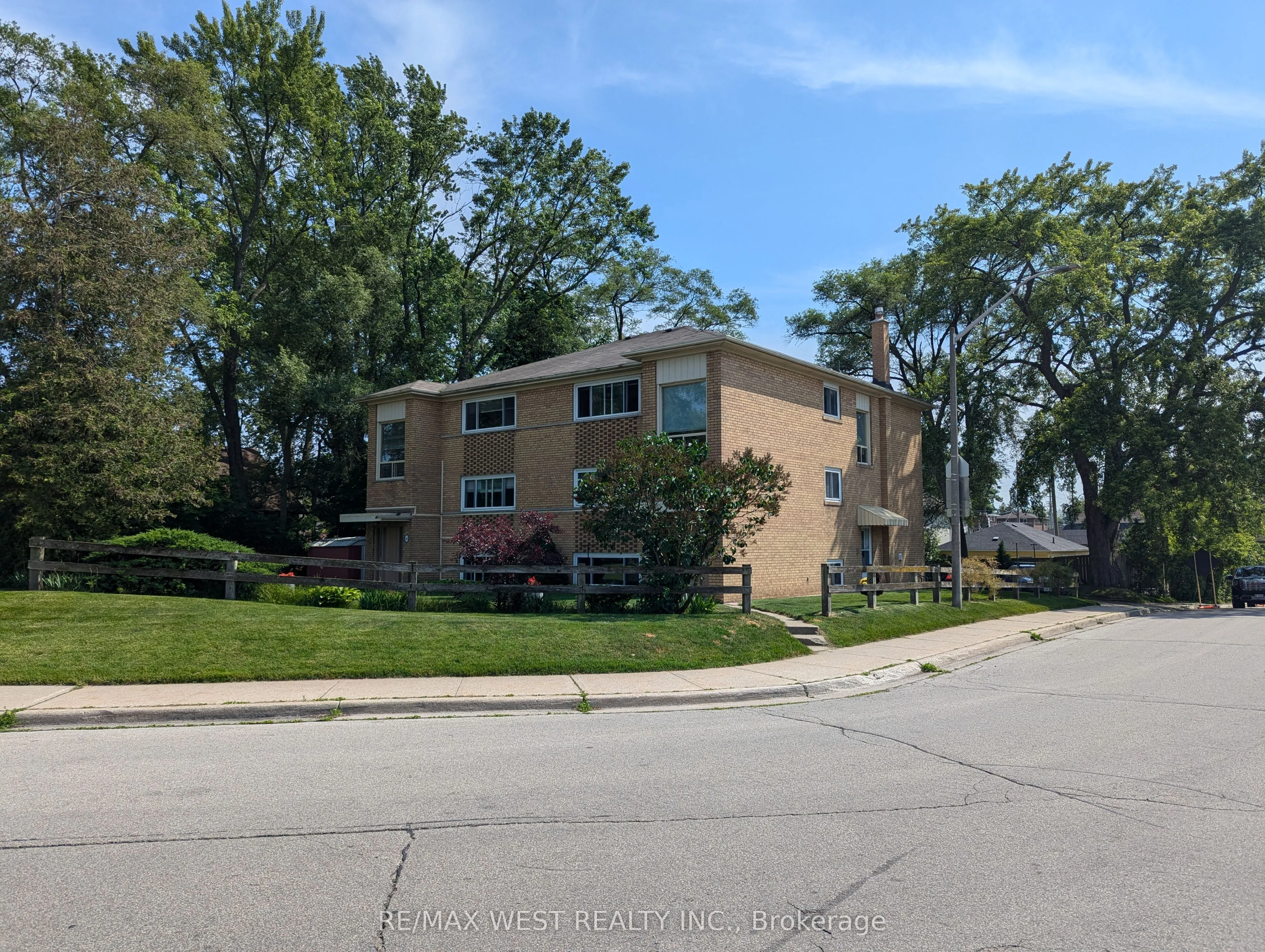 50-52 Peter Street, Mississauga, ON L5H 2G8