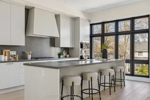 2282 Sovereign Street, Oakville, ON L6L 0H9