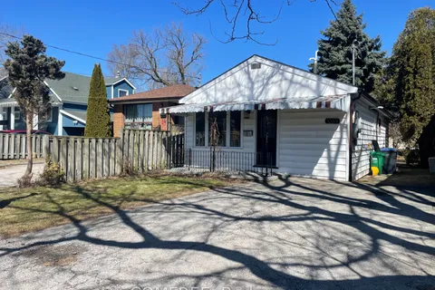1089 Meredith Avenue, Mississauga, ON L5E 2C8