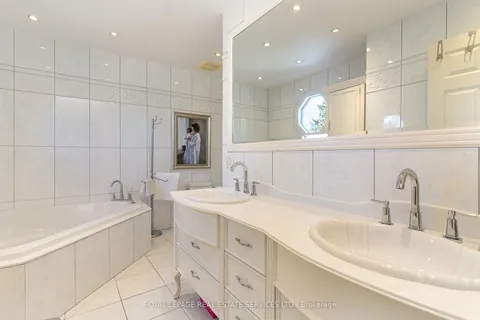 25 Vancho Crescent, Toronto, ON M9A 4Z1