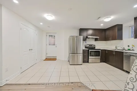 10 Chesapeake Court, Brampton, ON L6Y 0Y4