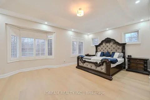 10 Chesapeake Court, Brampton, ON L6Y 0Y4