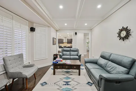 10 Chesapeake Court, Brampton, ON L6Y 0Y4